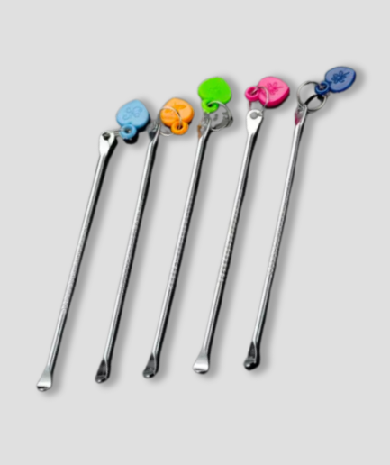 Snuff scoop with colored charm