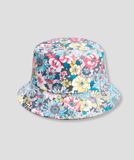 Lichtblauwe bucket hat met bloemenprint op donkerblauwe achtergrond