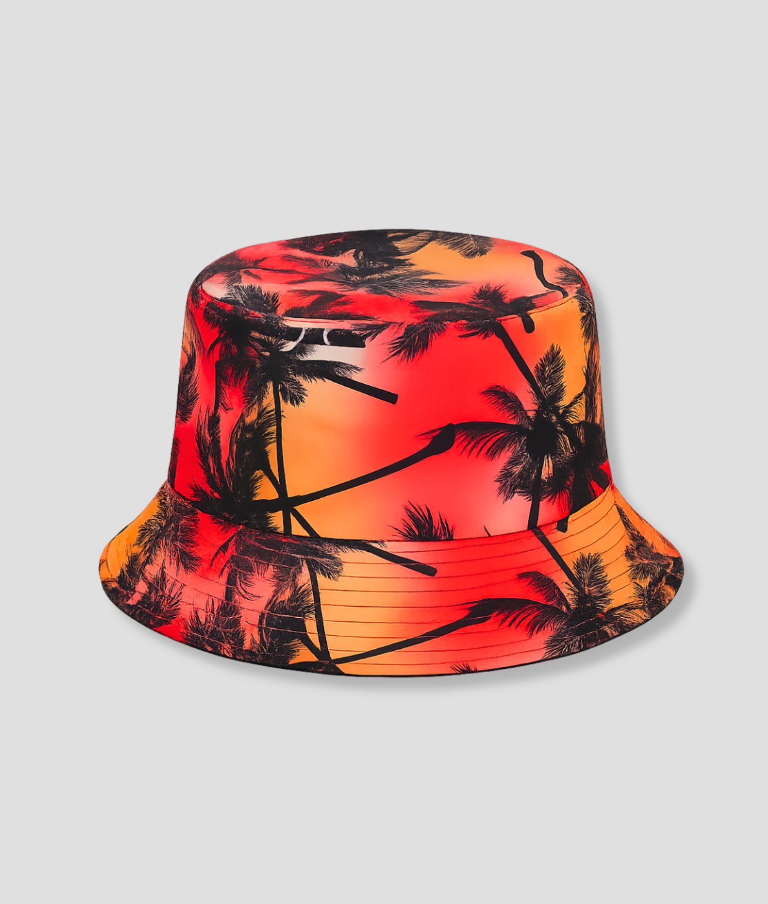 Oranje bucket hat met print van palmboom silhouetten tegen een zonsondergang