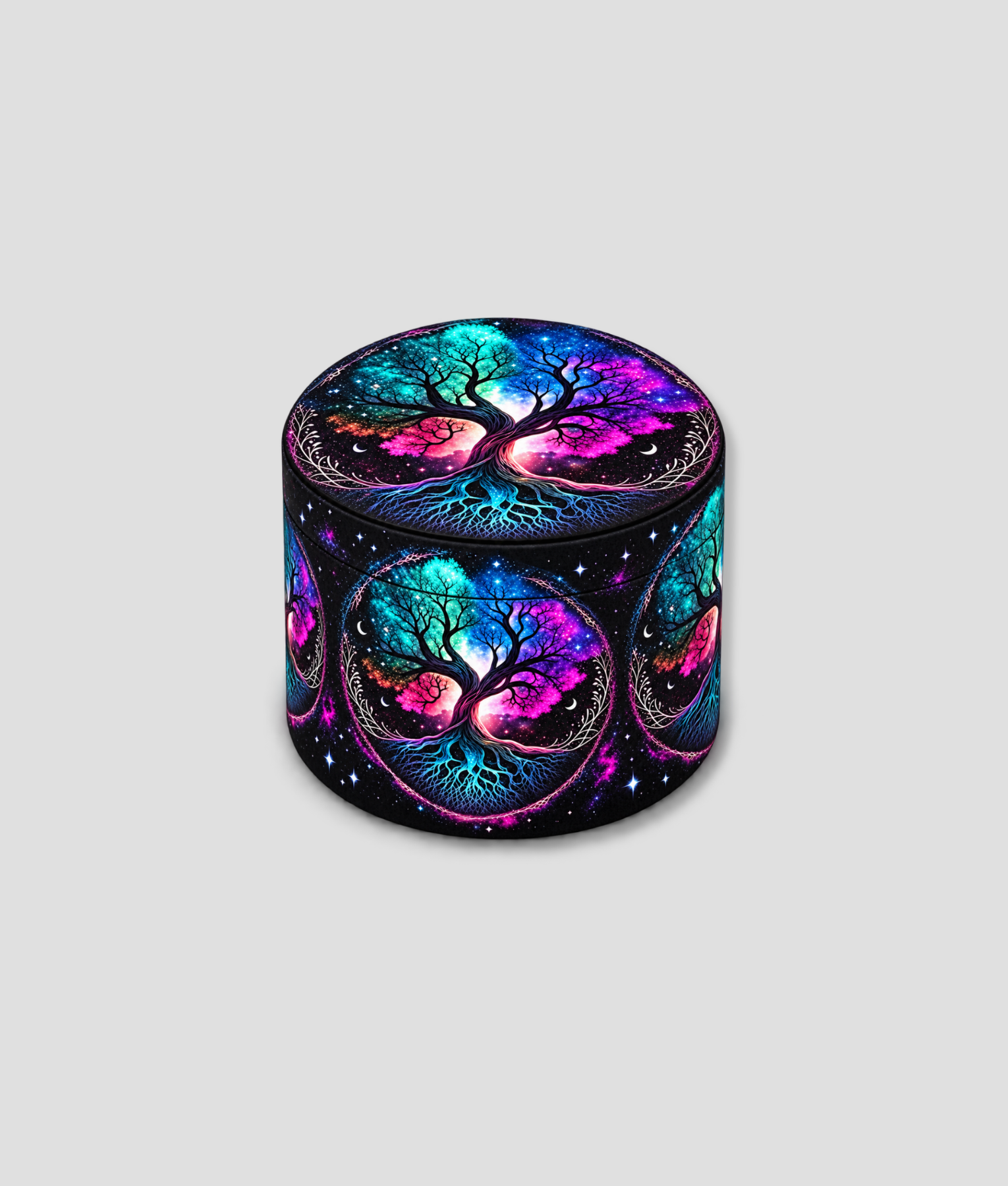 Grinder met een boom in turquoise en roze tegen een sterrenhemel